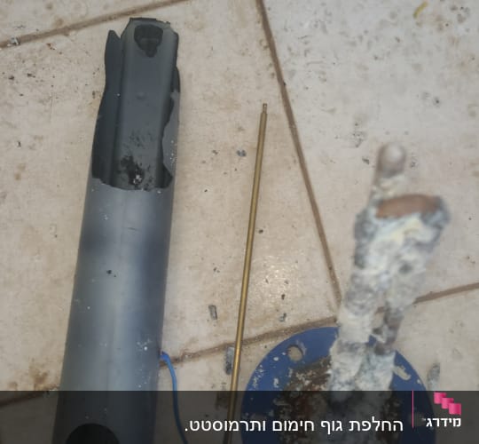 חלקי דוד שמש מפורקים על רצפה מלוכלכת